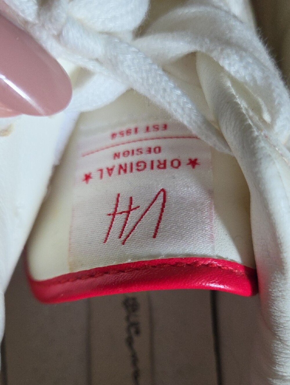 Vintage Havana White Sneakers with Red Star Accents - Picture 3 of 13